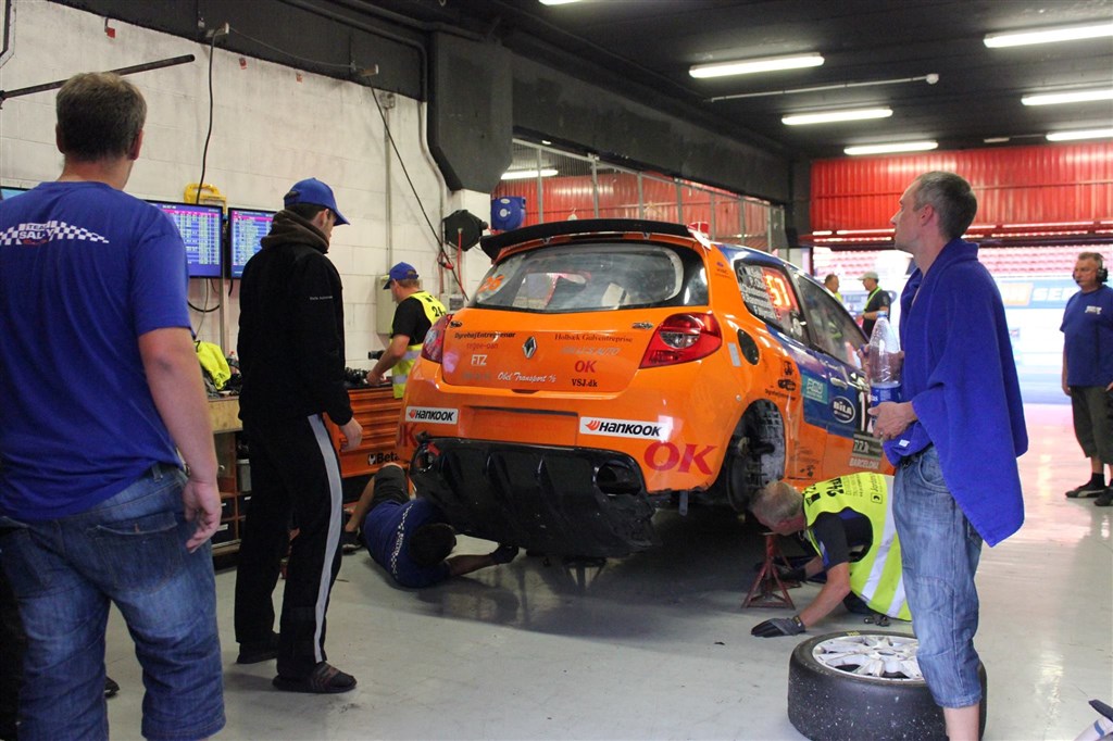 Skift af en bagbro sker lynhurtigt. og de skiftede også en motor på under en halv time.
(Foto: Nymark Racing)